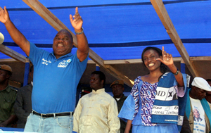 rbrally5 MMD candidate rupiah Banda and his wife Thandiwe chanting party slogans before he addressed the last campaign rally