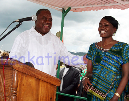 rb_and_tandiwe PRESIDENT Rupiah and First Lady Thandiwe at Chipata airport