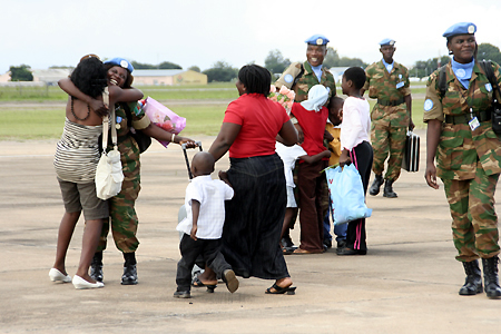 soldiersfamily Family members jostling to welcome soldiers who returned from Sudan