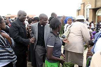 palm5 Dr Kenneth kaunda arrive at the RCZ Kabwata church for palm sunday