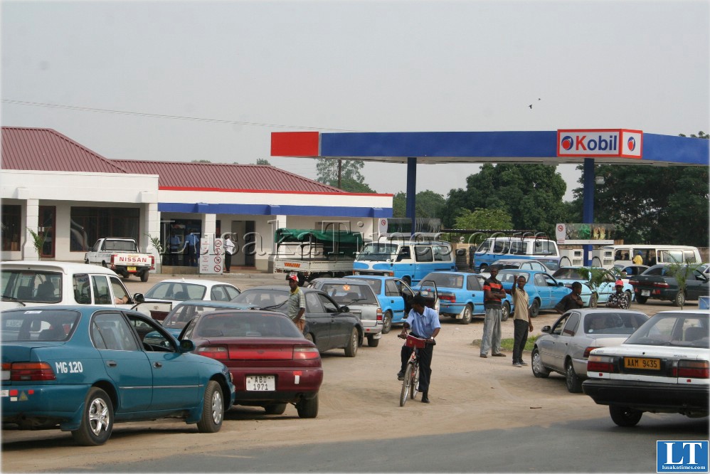 Motorist in Mongu queuing for petroleum at Kobil filling station