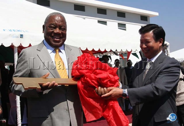 Chinese Ambassador to Zambia Zhou Wusiao hands over the giant Key to President Banda Chinese Ambassador to Zambia Zhou Wusiao hands over the giant Key to President Banda