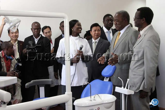 President Banda chatting to a medical staff the new Hospital President Banda chatting to a medical staff the new Hospital