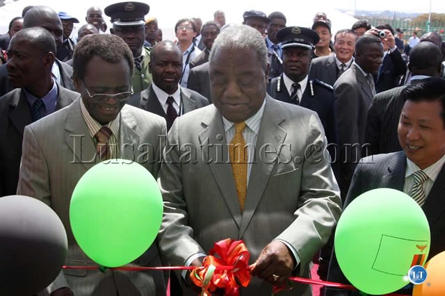 President Banda cutting the ribbon President Banda cutting the ribbon