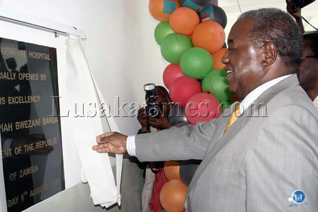 President Banda unveils a placard President Banda unveils a placard