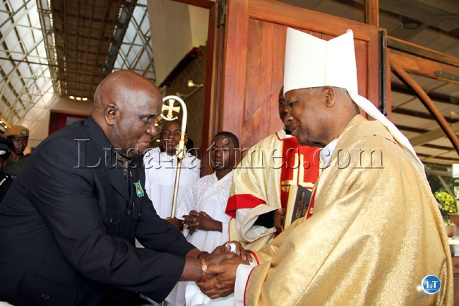 Former president Kenneth Kanunda greets Cradinal Merdado Mazombwe