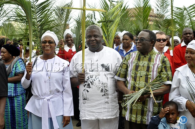 MMD's Major Richard Kachingwe (c), Micheal Mabenga (l) and PF's Mumbi Phiri during palm sunday clebrations.