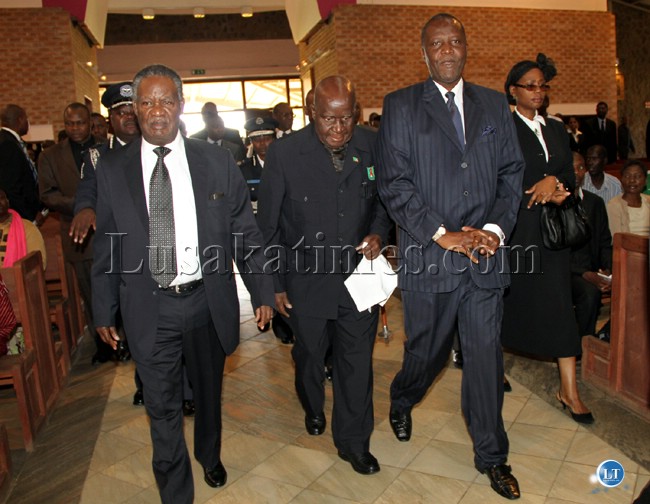 President Sata, former president Kenneth Kaunda and parliamentary chief whip Felix Mutati (r) arrive for George Kunda's funeral