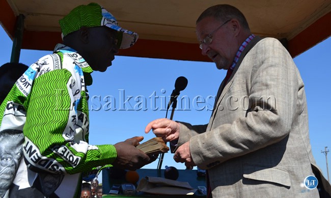 Vice president Guy Scott donates over K13 million to Tandabale market committee chairperson Joseph Musole for construction of ablution blocks during a public rally in Livingstone.
