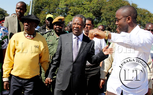 President with his spokesperson George Chellah (r) and Chief Mukuni (l) when he arrived in Livcingstone for political campaigns.