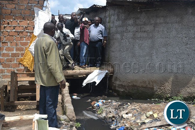Copperbelt minister Mwenya Musenge toured Chisokone market and ordered Kitwe City Council to clean up the trading place and stop illegal construction of shops