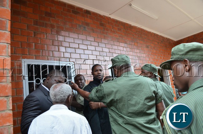Police confront late Harrison Chanda’s murder suspect Henry Lungu as he resisted to be taken in court cells in Livingstone