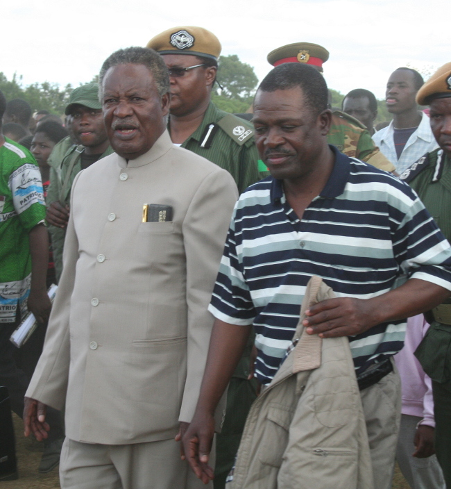 President Michael Sata walking to the rally arena upon arrival at meembe basic school grounds to drum up suport for the patriotic front candidate for the kapiri mposhi bye election Eddie Musonda , with his is (PF) general secretary Wynter Kabimba in lukanga swamps chipepo ward