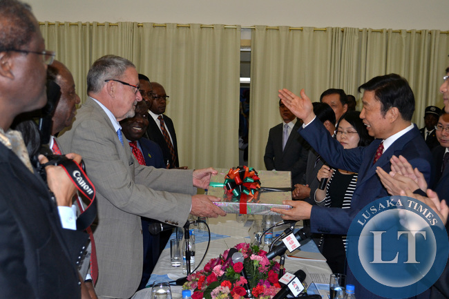 Vice President Guy Scott presents a gift to Chinese Vice President Li Yuanchao at Government House in Lusaka