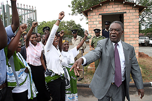 sata14 Mr Sata talking to his cadres outside the Supreme Court