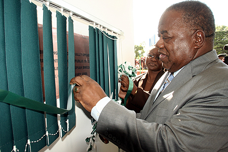 kasamatrip President Rupiah banda unveils a plaque for the office of the auditor general in Kasama.
