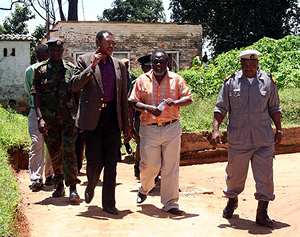 mpombo2 Defence minister George Mpombo (l) with Jeston Mulando at Kipushi border