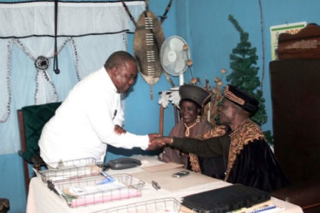 para1 President Rupiah Banda being welcomed by Paramount Chief Chimukulu when he paid a courtesy call him on Wednesday.