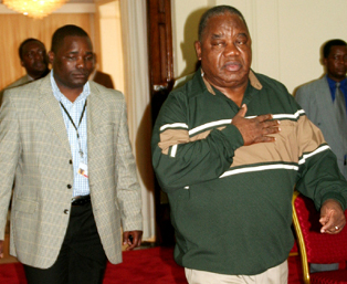 rupiahbanda President Rupiah Banda is flanked by State House Chief Analyst for Press and Public Relations Dickson Jere at State House