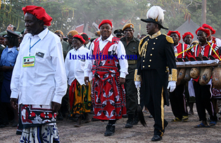 President Banda (in red dress) escorts the King to board the Nalikwanda