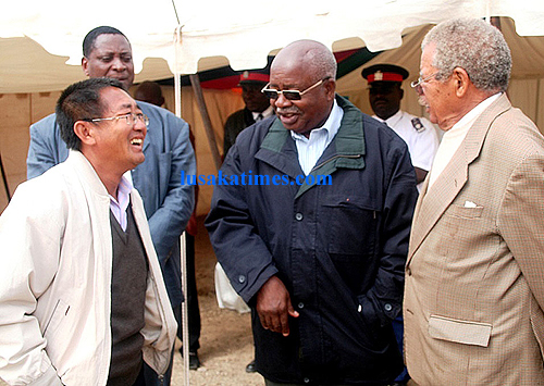 Former Southern Province Minister Daniel Munkombwe (c) talks to a Chinese exhibitor (l) as My Home Town Chairperson George Cornhill (r) looks on at the on going Choma trade fair and festival in Choma.