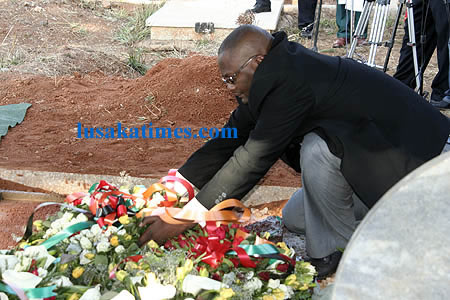 Dr Chiluba's press aid lays a wreath on Mwanakatwe's grave
