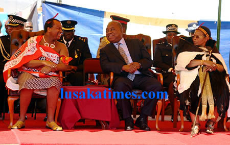 President Banda (c) and King Mswati (l) during the opening of the trade fair in Swaziland