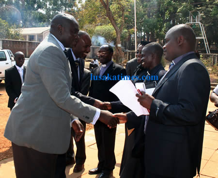 Northern provincial Minister John Chinyanta (l) shakes hands with St. Johns Parish Priest Rudolf Pikiti before memorial interdinomination prayers for the late President Levy Patrick Mwanawasa at St. Johns catholic cathedral in Kasama