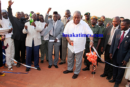 President Rupiah Banda, flanked by government officials innaugurates the Kalungu Bridge near Paramount Chief Chitimukulu’s palace in Mungwi.