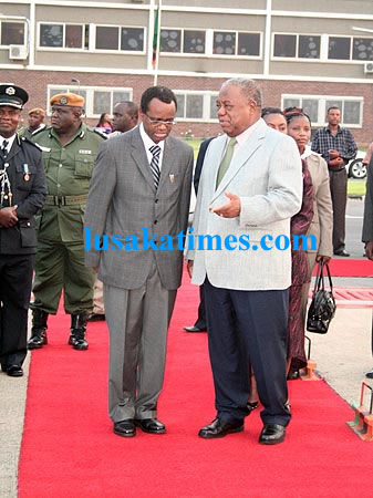 President Banda talks to vice president George Kunda before he left for New York