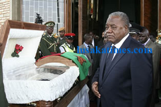 Benny_Tetamashimba President Banda viewing the body of late Benny Tetamashimba after a requiem mass in Lusaka