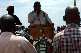 Chipata_airport. President Banda addressing Chipata residents when he arrived at Chipata airport