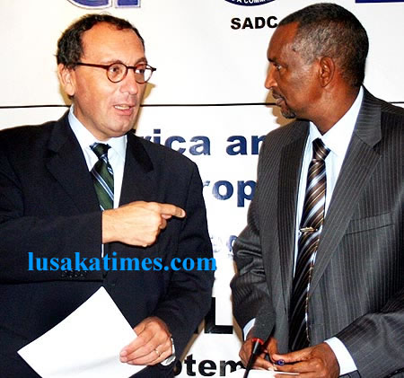 European Commission Director General Stefano Manservisi with Intergovernmental Authority on Development Executive Secretary Mahboub Maalim at the signing of the declaration on the EASAIO in Lusaka