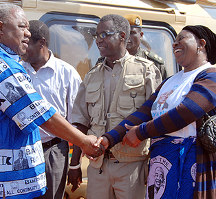 http://www.lusakatimes.com/wp-content/uploads/2009/09/Everlyn_Mwanawasa.jpg Rupiah Banda greeting Evelyn Mwanawasa