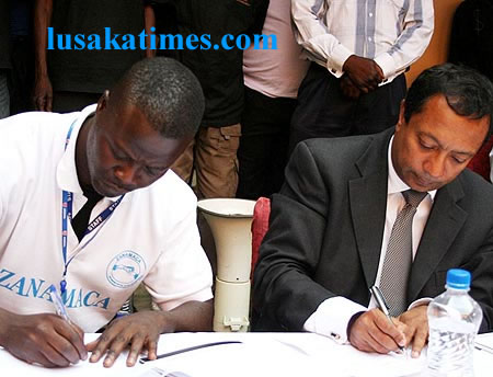 Inter-Market Bank managing director Subhrendu Chatterji (r) and ZANAMACA president Frank Mupila signing a memorandum of understanding in Lusaka on financing for marketeers
