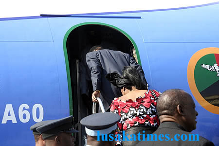 Second Republican President Frederick Chiluba and his wife Regina boarding a Zambia Air Force plane Lusaka city airport when they left for Tetamashimba's funeral in Solwezi