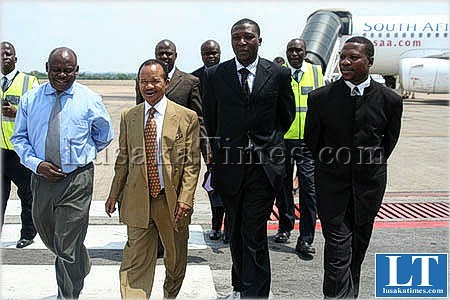 Dr Chiluba surrounded by friends when he arrived from South Africa where he had gone for medical review. This was at Lusaka international airport