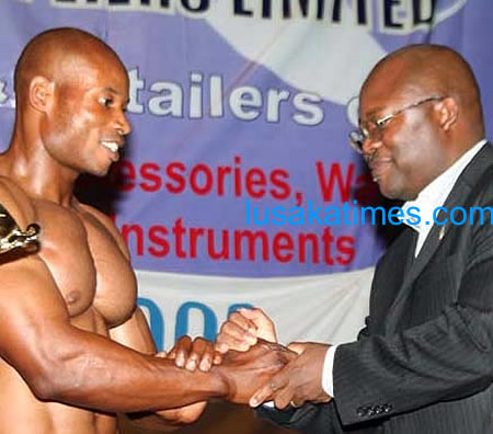 Sports deputy minister Christopher Kalila prsents prizes to Mr Kabwata with Joseph Tembo