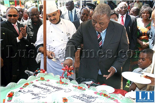 President Banda cuts the independence cake