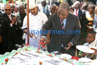 President Banda cuts the independence cake
