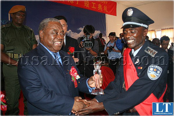President Banda presents an award for hard work to CCS head of security Morgan Izabinga.