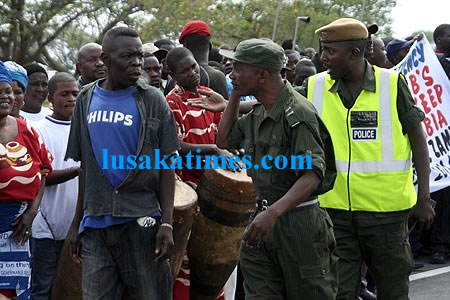 An MMD cadre refusing to take instructions from police officers before President Banda arrived from Cuba at Lusaka international airport