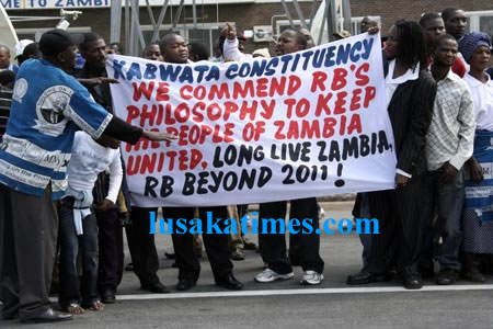 MMD cadres display a placard to welcome President Banda from Cuba