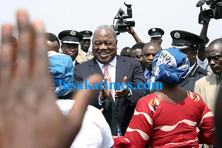 President Banda greeting his cadres when he arrived from Cuba