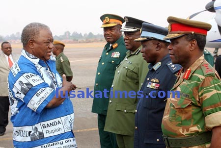 President Banda talks to defence chiefs when he arrived from Kasama where he conducted by-election campaigns for the MMD.