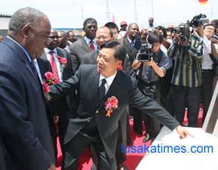 RB_in_CHambeshi Chinese Ambassador to Zambia Li Qiangmin shows a plaque to President Banda after commissioning the CCS plant.