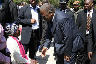 President Banda greets late south African freedom fighter Oliver Tambo's sister Getrude at the freedom statue