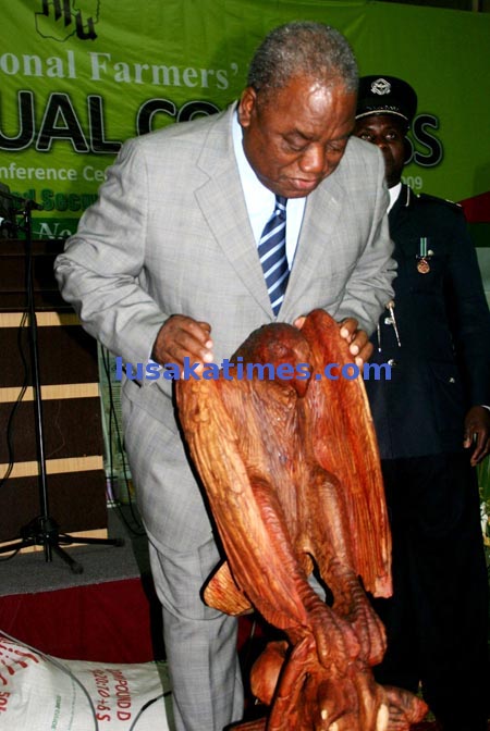 President Banda inspects a wooden sculpture after officiating at the Zambia National Farmers Union annual congress in Lusaka