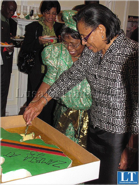 Zambian Ambassador to the USA, Dr. Inonge Mbikusita-Lewanika and Director of the Southern Africa Desk at the US State Depaermen, Sue Brown cutting a cake