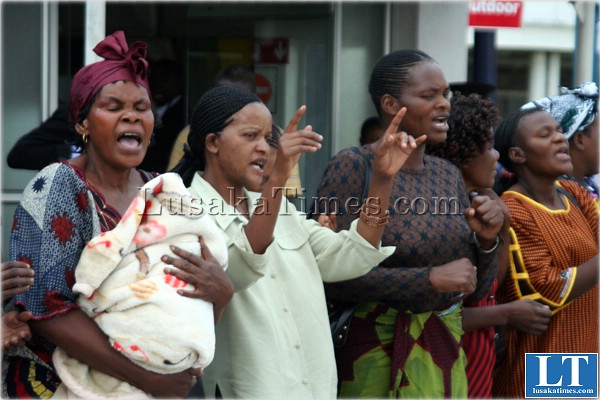 some women leading other people who were waiting for the arrival of second republic president Frederick Chiluba from South Africa at Lusaka international airport